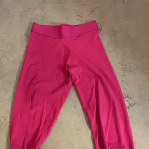 Adidas byxor i strl:152. Mörk rosa byxor och är sportbyxor. Är i bra skick.