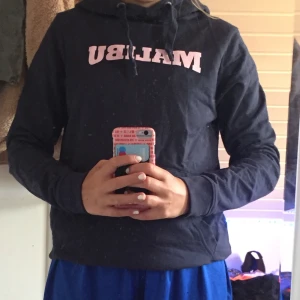 Hoodie  - Jag säljer min Malibu hoodie först den är förliten. Den är köpt från Ullared. Jättefin.