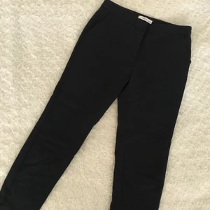 Mörkblåa chinos storlek 38 - Ankellånga mörkblåa chinos från Reserved med vanliga fickor framtill och ”fake-fickor” baktill.