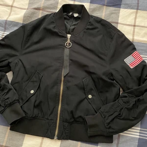 Bomberjacka  - Inte min stil längre, passar inte mig. Säljer den till någon så den kan komma till användning 