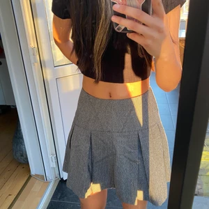 Kjol grå - Ganska speciell kjol som påminner mig om kjolar från gamla amerikanska filmer. Knappt använd och ligger bara i en låda så vill få den såld :))