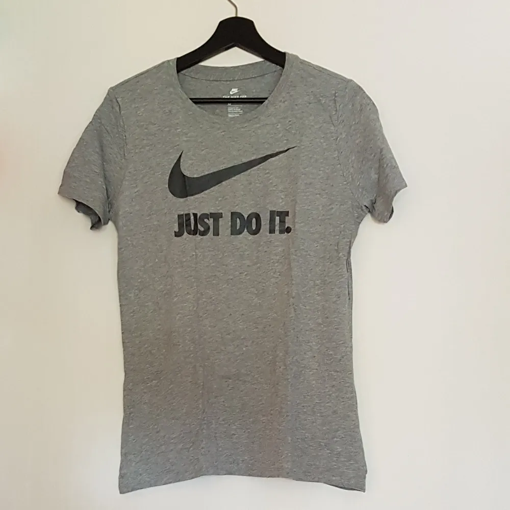 Nike t-shirt. Grå. Aldrig använd.. T-shirts.
