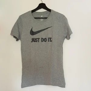 Nike t-shirt - Nike t-shirt. Grå. Aldrig använd.