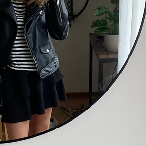 Randig tröja från monki  - En svart, vit  fin randig tröja från monki, i helt perfekt skick och sitter snyggt ut på en kjol✨