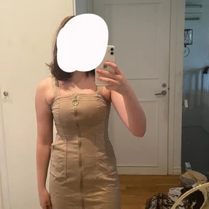 Jeans klänning - As cool beige klänning, ganska stretchig och bara ett halvår gammal.