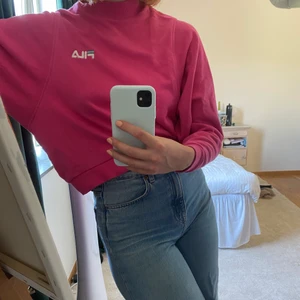 Rosa Fila tröja - Säljer min rosa Fila tröja st XS. Köpt på Urban Outfitters och är i bra skick. Pris 150kr (köparen står för frakt)