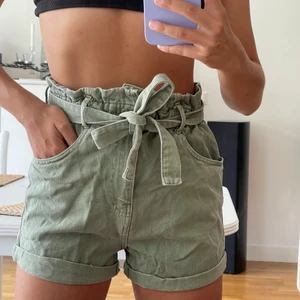 Shorts från Gina i stl 36 - Fina shorts från Gina Tricot i stl 36 för 80 kr 🎊 hämtas i Uppsala eller så tillkommer frakt 🤍 betalar via swish 