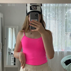 Neon rosa linne  - Säljer mitt neon rosa linne pga det kommer aldrig till användning💕💕