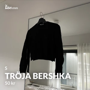 Tröja från Bershka - läs texten i min bio innan ni skickar massa frågor! snabba, direkta och krångelfria köp prioriteras! säljer ut massa från min garderob till ett billigt pris, pruta ej! fast fraktpris! önskar du däremot köpa flera av mina kläder kan jag skicka detta i samma paket för fraktpriset av en! 