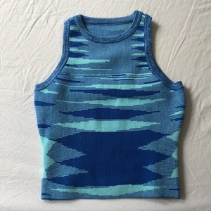 stickad topp/väst - stickad topp/väst från shein!! säljer pga av att den är för stor :) den är storlek S men passar M & L tror jag💗