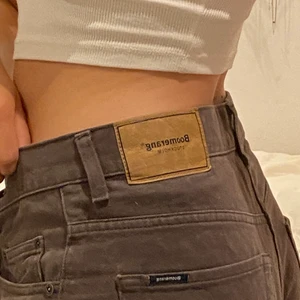 Boomerang jeans  - Brungrå jeans från boomerang🤎 jag är 165 och har på mig 5cm klackar. De är i ett väldigt mjukt material, sjukt sköna!! Priset går att diskutera 