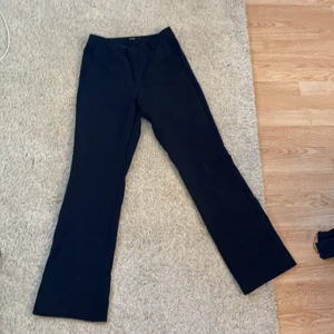 svarta kostym byxor från bik bok  - storlek 38, byxorna är i bra skick 