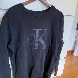 Sweatshirt från Calvin Klein, storlek M. Säljer då den är förstor och blir inte använd! 200kr+ frakt