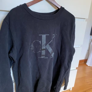 Calvin Klein Sweatshirt  - Sweatshirt från Calvin Klein, storlek M. Säljer då den är förstor och blir inte använd! 200kr+ frakt