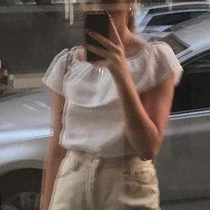 Hm off shoulder blus - Vit offshoulder blus från hm i fint skick!