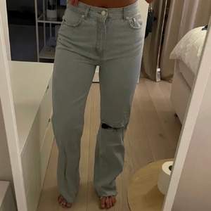 Säljer dessa raka superfina jeans från PULL&BEAR. De är i storlek 32 men skulle säga passar 34 oxå! Super super fina! De är raka i modellen och långa! 