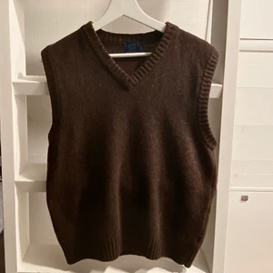 Brun stickad väst - En jättefin stickad väst som tyvärr inte kommit till användning. Köpt här på plick och är i strl L. Köparen står för frakt💞