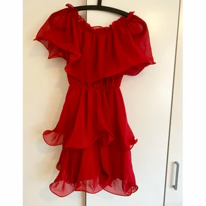 Red dress - Röd klänning. Storlek 8. ALDRIG använd. 