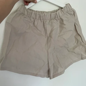 Sanna Alexandra shorts  - Säljer för att min mamma inte tyckte om färgen, dom har bara blivit testade, dom är i storlek M.  Pris kan diskuteras 