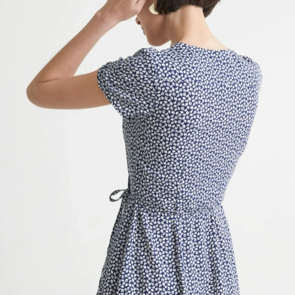 En jätte sött omlott klänning i mörkblå med vita detaljer, är i storlek 36 men passar en 38, bara andvänd 1 gång ⭐⭐ (lånade bilder). Klänningar.