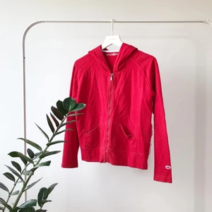 Röd hoodie  - Luvtröja i bomull, inköpt på Humana i Malmö om jag minns rätt. Står ingen storlek men tror att allt från XS-L hade kunnat använda den beroende på hur man vill att den ska sitta💗