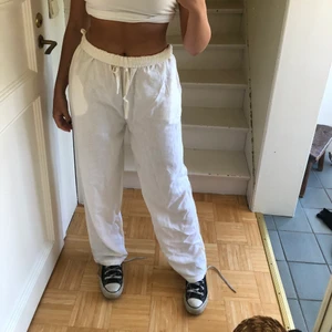 perfekta sommarbyxorna - hittade dessa second hand! superfina med en ficka baktill. jag har de nervikta så de passar mig men man kan vika upp de o ha det som vanligt också  💕            🌸 BUDA I KOMMENTARERNA 🌸                      STORLEK: svårt att säga eftersom man drar åt själv för att justera, jag är ca 165 men har långa ben i förhållande! ⚡️✨🌟