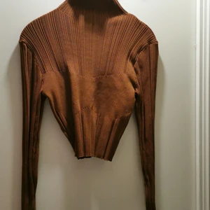 Zara tröja  - Säljer denna coola bruna tröjan från Zara då den ej kommer till användning, den är helt oanvänd men har ej prislapp kvar. Den är en M men känns mer som en S då den sitter ganska tajt men är jätte stretchig. Kontakta vid intresse eller frågor 💕KÖPARE STÅR FÖR FRAKT💕