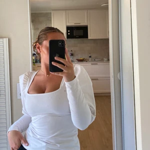 Vit långärmad tröja med puffärmar strl S - Tyvärr lite för liten för mig :(