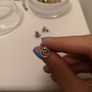 Örhängen  - Vackra örhängen i bra skick! Skriv gärna om ni vill ha fler bilder eller undrar något :) dom är guldfärgade med silverstenar