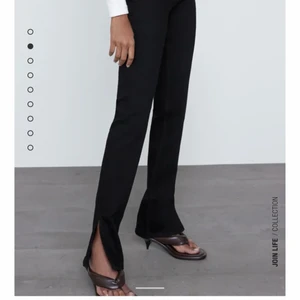 Jeans med slits - Säljer mina zara jeans då dem var för små! Hög midja med en slits nere vid foten. Aldrig andvända bara provade. Original pris 359 