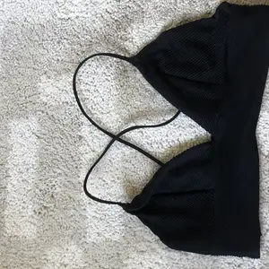 En svart bikini överdel med korsad rygg från h&m 