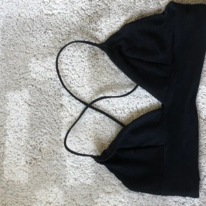 Svart bikini - En svart bikini överdel med korsad rygg från h&m 