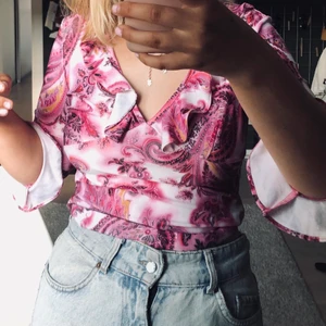 Rosa tröja med volanger  - Ganska unik rosa tröja. 