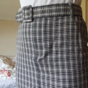 Hollister rutig kjol  - Aldrig använd, nypris var 225kr och bältet är avtagbart! 😊 