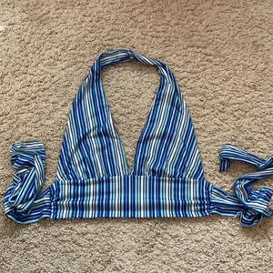 Knyttopp  - Fin knyttopp köpt på plick, är inte helt säker på om jag vill sälja💓 lite stor på mig med S så brukar använda säkerhetsnål till att göra den lite tajtare!