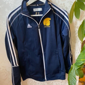 Super snygg kofta från Adidas!!  - Köpt från second hand💙👌🏼 passar både kille och tjej