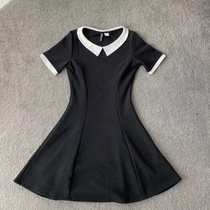 Figursydd klänning stl 36 - Mycket fin figursydd klänning i stl 36. Fint skick, bara använd ett fåtal gånger. Djur- och rökfritt hem.