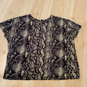 Ormmönstrad tröja - En tröja med ormmönster från Lager 157. Använt fint skick! Storlek M/L. Sitter oversized på mig med storlek M.