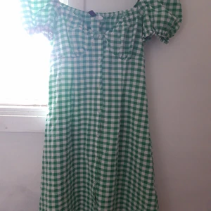 Vit grön klänning - Hejsan! Nu säljer jag min fina klänning från H&M för den aldrig kom till användning pågrund av att den var för liten i bysten för mig. Materialet är stretchingt men om man har lite större byst så kommer man se in mellan knapparna. Skriv om du vill ha mer bilder.