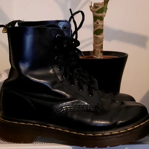 Dr martens  - Ursnygga Dr martens i storlek 37 som är inköpta hösten 2019, Dom är i använt skick.                                                         Priset är prutbart!                                                                 - Jag tar swish 🌸                                                                - kan mötas upp i göteborgsområdet, köparen betalar för frakt 😊