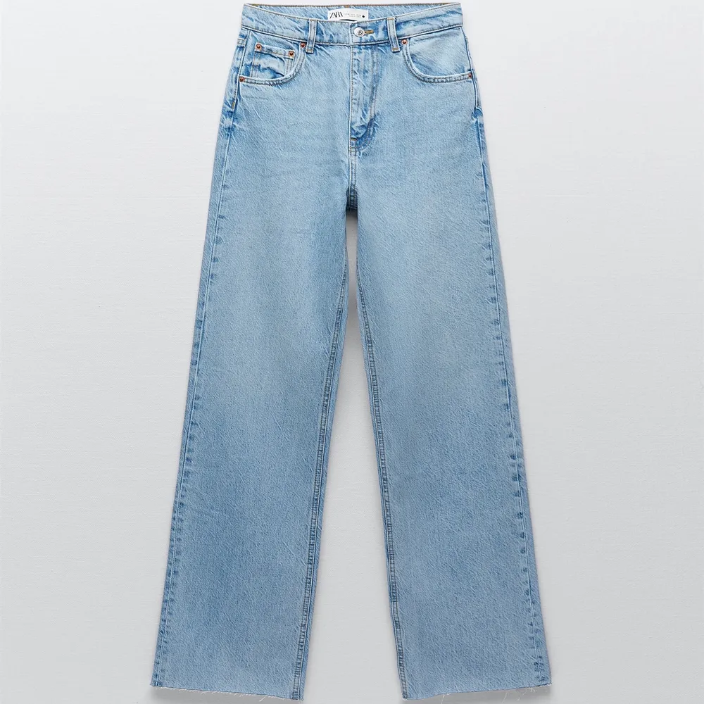 Säljer dessa skitsnygga jeans från zara i storlek 36💕 Har inte klippt av dom så dom är väldigt långa men går att klippa om man vill ha dom kortare. Skriv för fler bilder💕. Jeans & Byxor.