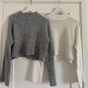 Stickade tröjor - Två stickade tröjor ifrån h&m i samma modell 🤍🤍 Båda är i bra skick! Köp en för 85 eller båda för 150. Skriv för fler bilder! (frakten varierar beroende på om man köper en eller två tröjor💌)