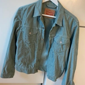 Levis jacka - Säljer en Levis jacka i storlek Small. Kan mötas upp i Örnsberg eller skickas mot fraktavgift.