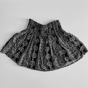 Hollister kjol - En superfin kjol från Hollister med smock i midjan! Den är superbekväm och i fint skick! Säljer pga att den nu är för liten för mig:( Priset är inkl frakt!