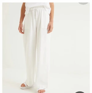 Linnebyxor - Säljer nu vidare dessa linnebyxor som är köpta här på plick! Superfina och är i bra skick. Storlek XS men passar en xs-m då de är töjbara. Säljer endast vid bra bud