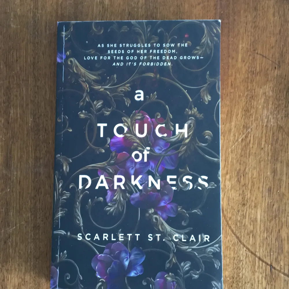 A touch of darkness bok av Scarlett St. Clair. Populär bok på booktok. På engelska. För mer info kontakta!. Övrigt.