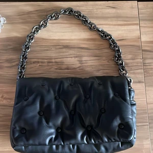 Svart väska - En svart helt ny väska från zara. Original pris: 559, har tyvärr inte används. Fin och trendig. Betalning genom swish, mötas i malmö eller leverans (leverans + frakt) bara att fråga om mer bilder eller så!😌