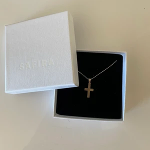 Kors halsband - Ett korshalsband som aldrig har använts i och med att jag redan bär ett halsband. Tjej modell från Safira.