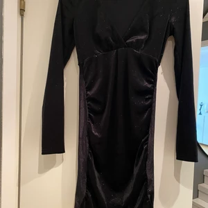 Glittrig klänning - Oanvänd 