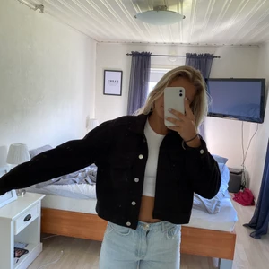 Jeans jacka - Svart jeans jacka ifrån ginatricot! Köpt förra våren (våren 2020). Inge speciellt använd och i bra skick😁